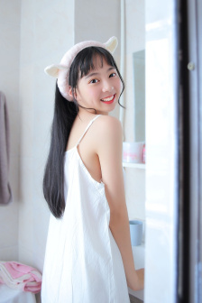 姬小满抹胸开襟开叉裙穿搭